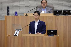 市長が提案理由の説明をしている写真