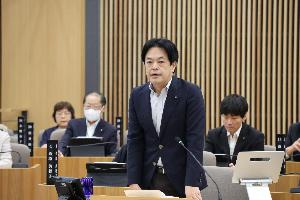 斎藤正臣議員が質問をしている写真