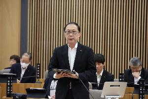 丹治誠議員が質問をしている写真