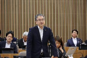 川又康彦議員が質問をしている写真