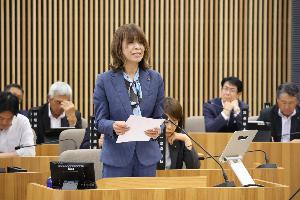 石山波恵議員が質問をしている写真