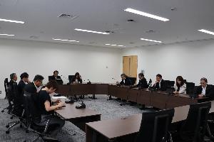 委員11名がタブレットを見ながら協議している写真