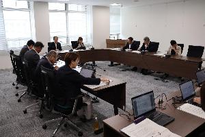 総務常任委員会にて審査を行っている写真