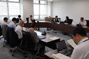 文教福祉常任委員会にて審査を行っている写真