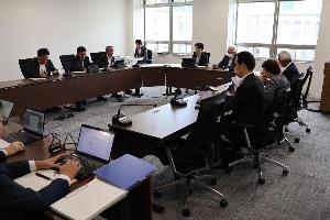 経済民生常任委員会にて審査を行っている写真