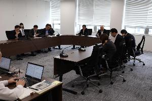 建設水道常任委員会にて審査を行っている写真