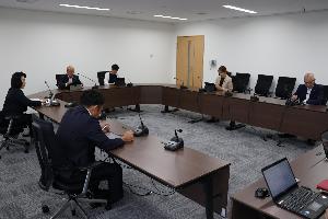 議員6名がタブレットを見ながら協議している写真