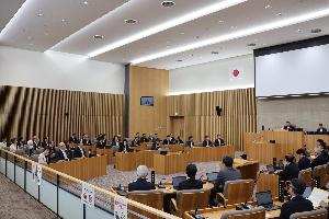 議場にて議会を開催している写真