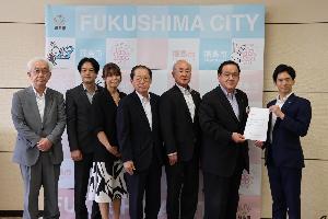 議長、副議長、各常任委員会正副委員長が市長へ提言書を渡している写真