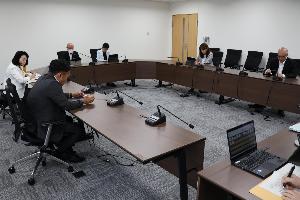 議員6名がタブレットを見ながら協議している写真