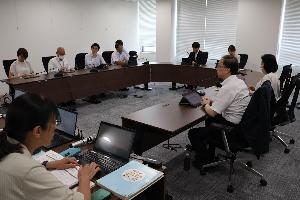 議員8名が当局より説明を受けている写真