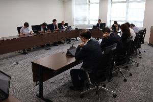 議員11名が当局より説明を受けている写真