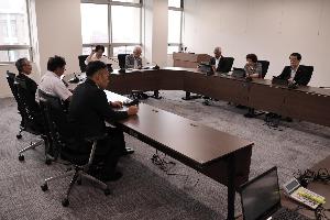 議員8名が当局より説明を受けている写真