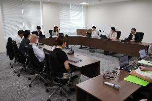 議員9名が当局より説明を受けている写真