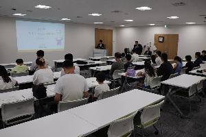 議会の仕組みについて座学を受けている写真