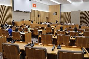 議会の仕組みについて座学を受けている写真