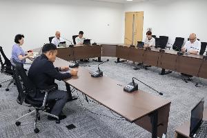 議員6名が協議をしている写真