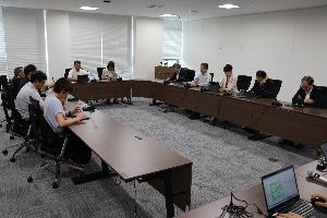 委員11名が当局より説明を受けている写真