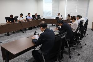 委員11名が当局から説明を受けている写真