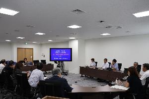 委員11名が参考人から説明を受けている写真