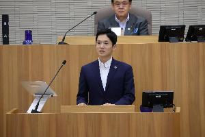 市長が議場で提案理由の説明を行っている写真