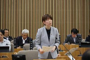 佐々木優議員が一般質問をしている写真