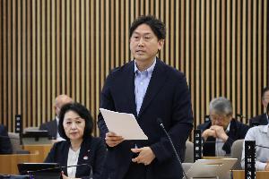 七島奈緒議員が一般質問をしている写真