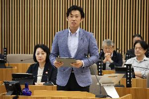 浦野洋太朗議員が一般質問をしている写真