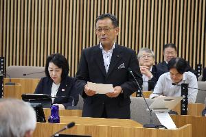宍戸一照議員が一般質問をしている写真