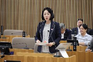 菅原美智子議員が一般質問をしている写真