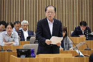 沢井和宏議員が一般質問をしている写真