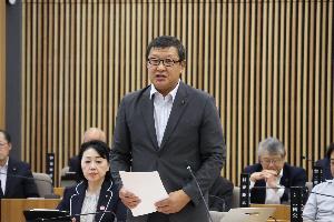 鈴木哲議員が一般質問をしている写真