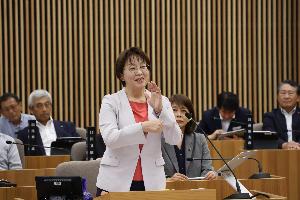 三浦由美子議員が一般質問をしている写真
