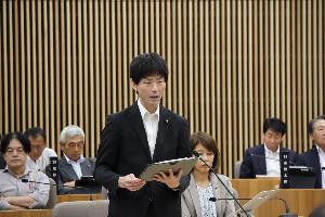 根本雅昭議員が一般質問をしている写真