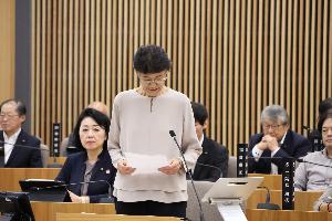 村山国子議員が一般質問をしている写真