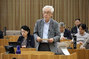 山田裕議員が一般質問をしている写真