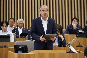 後藤善次議員が一般質問をしている写真