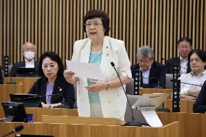 小野京子議員が一般質問をしている写真