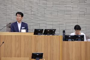 半沢正典委員長と村山国子副委員長が議事進行している写真