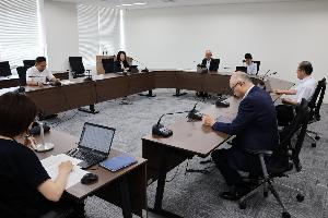 議員6名がタブレット端末を見ながら協議している写真