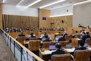 議場にて決算特別委員会を開催している写真