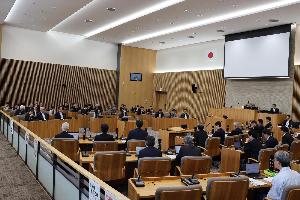 議場にて本会議を開催している写真