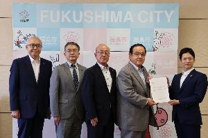 議長、副議長及び建設水道常任委員会の委員長と副委員長が市長へ提言書を手渡ししている写真