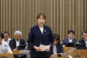 佐原真紀議員が一般質問をしている写真
