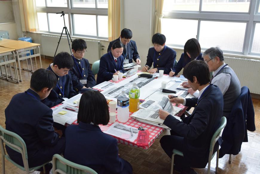 参加学生たちが資料を広げた席で、資料に文字を書き込んだり資料を確認している様子の写真