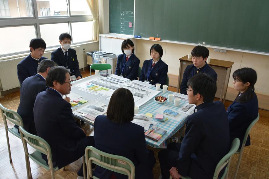 参加学生たちが1つのテーブルを囲むように座り、意見交換会が開かれている写真