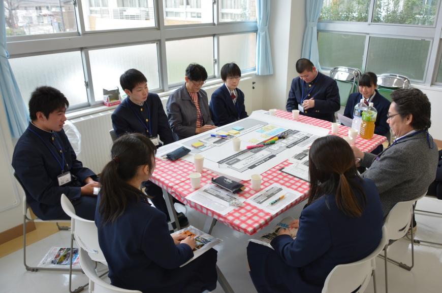 テーブルの中央に大きな模造紙とペンが置かれ、そのテーブルを囲むように参加した議員と学生たちが座り意見交換が行われている写真