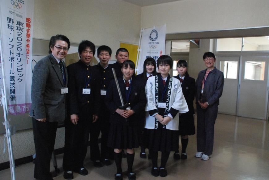 Eグループの学生たちと議員の方が笑顔で記念撮影している写真