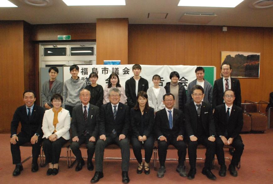 福島大学Voteプロジェクトとの意見交換会に参加した方々が2列に並び記念撮影している写真
