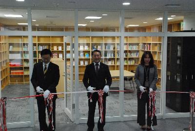 図書室前で関係者がセレモニーを行っている様子
